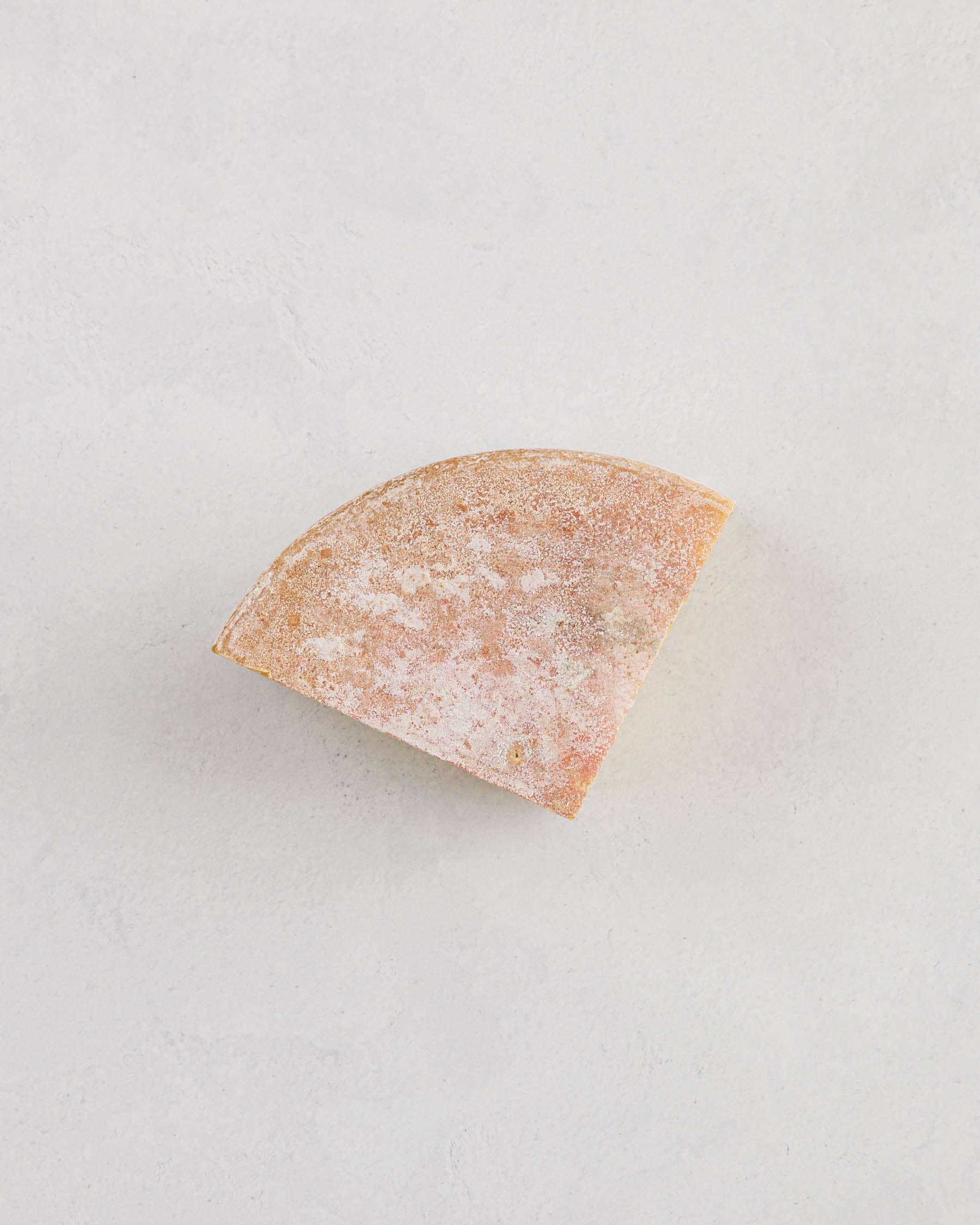 北海道興部町 チーズ トム・ド・アドナイ 1/2(700g)