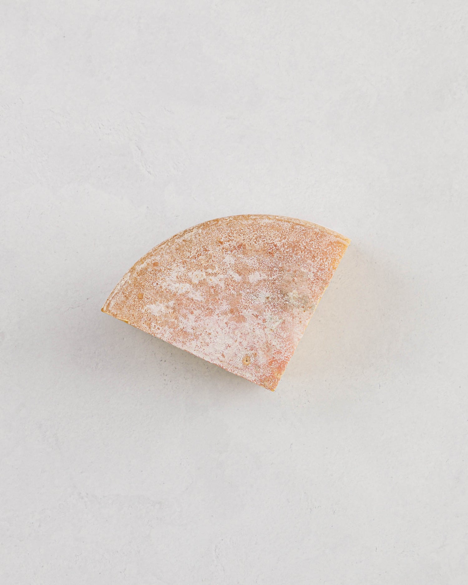 北海道興部町 チーズ トム・ド・アドナイ 1/2（700g）